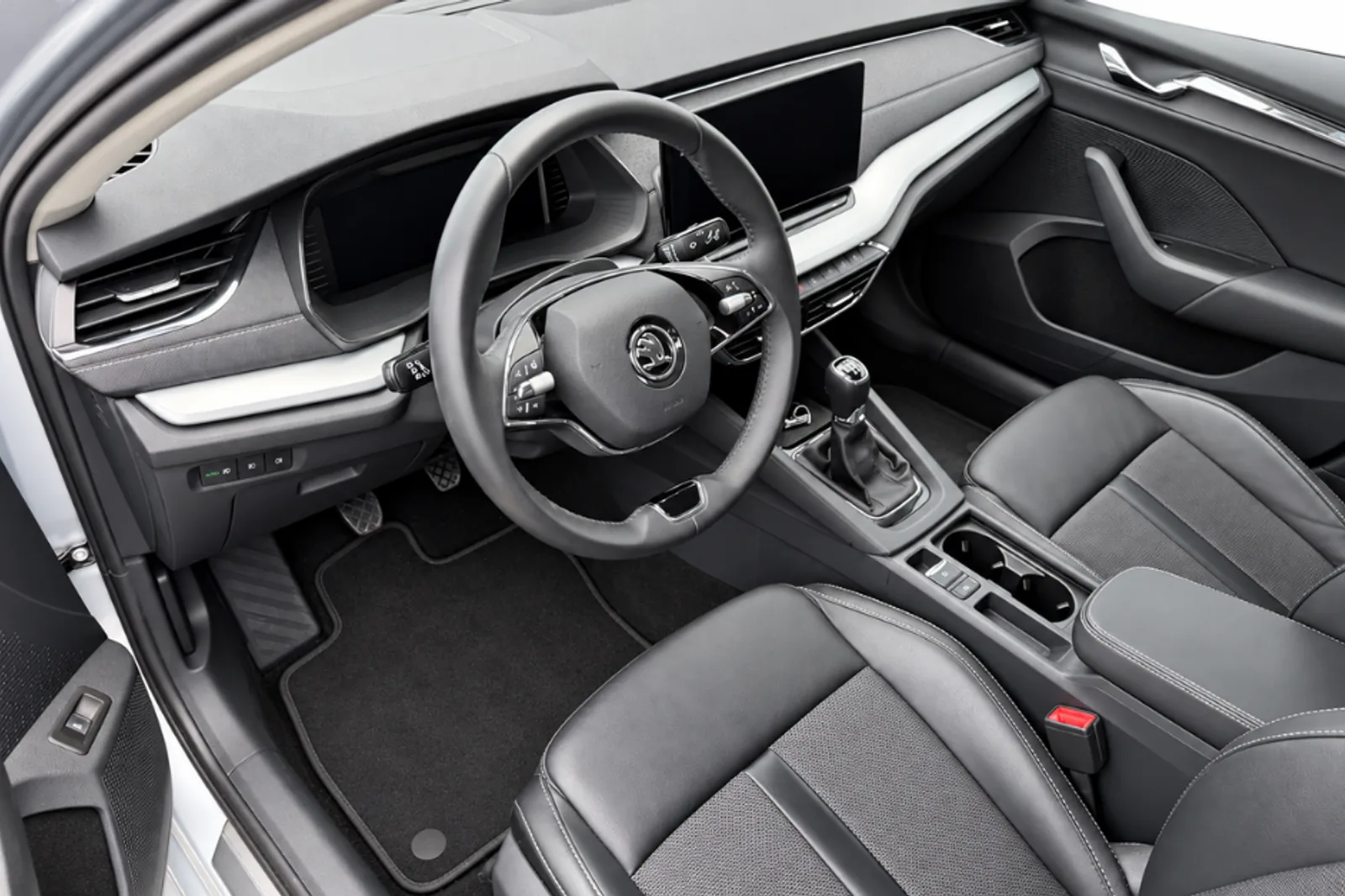 Šedá Škoda Octavia 2024, sedan na prenájom – interiér