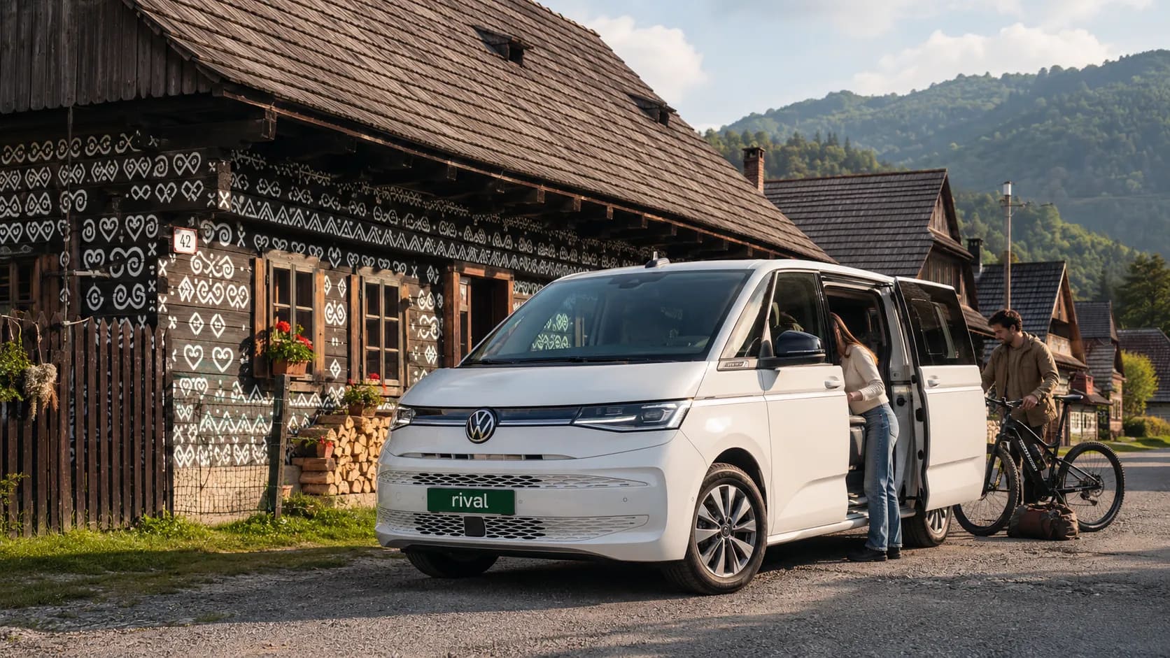 Biela Škoda Kodiaq s RIVAL ŠPZ pri horskej drevenicovej chate v Tatrách na jeseň, rodina pri batožine