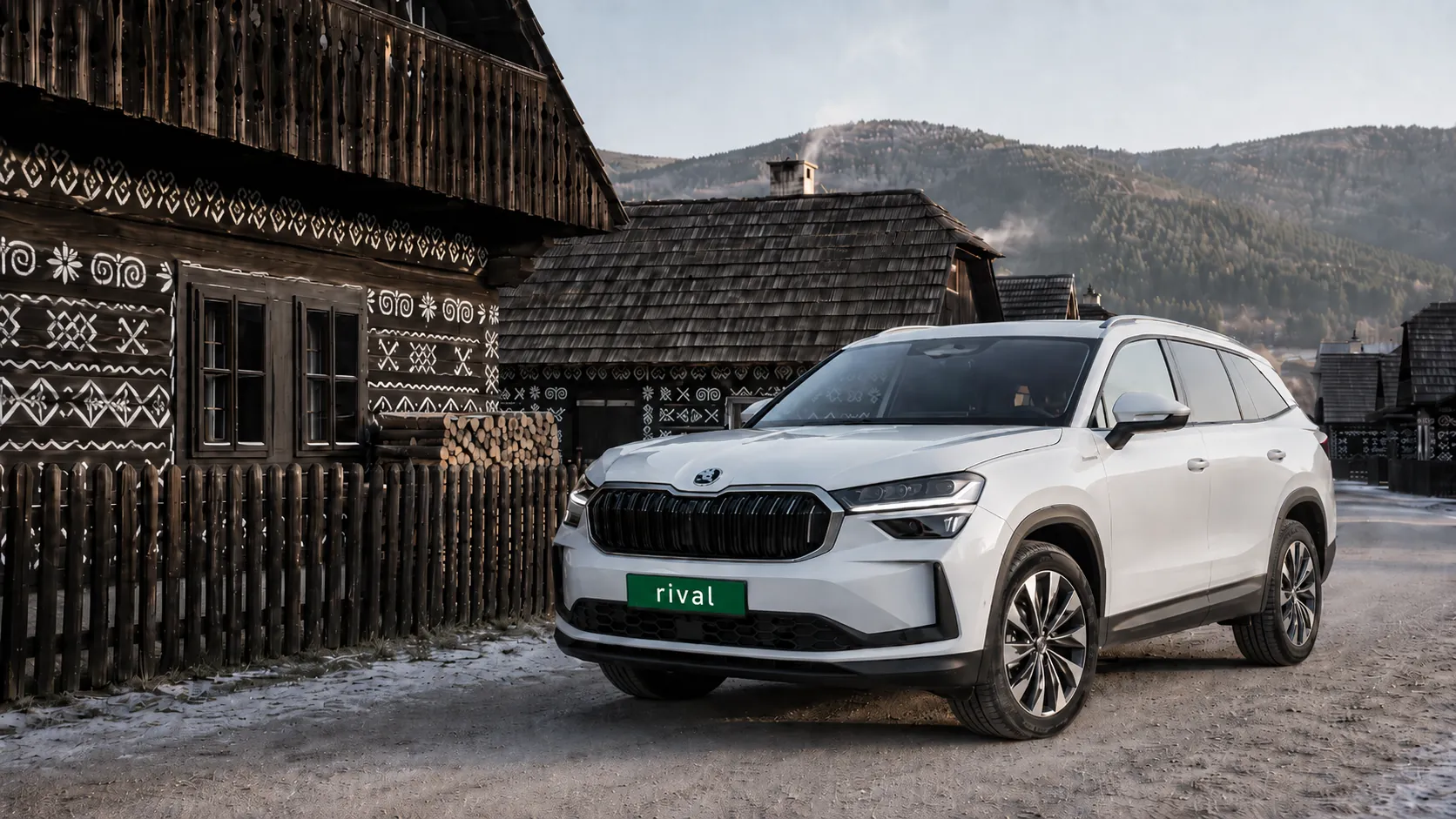 Čierny Škoda Superb s RIVAL ŠPZ pri biznis budove pri mokrom chodníku, biznis pár pri otvorených dverách